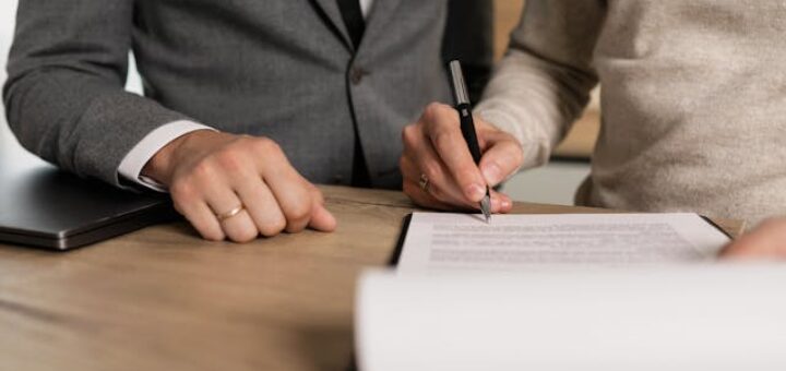 Brief ondertekenen meerdere personen_pexels