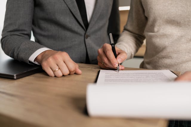 Hoe onderteken je een brief namens meerdere personen?