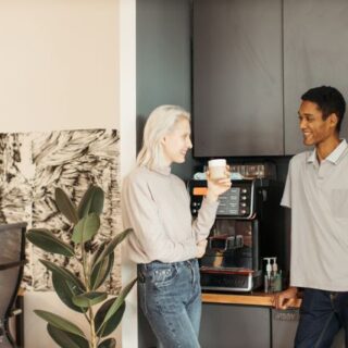 Koffiemachine op kantoor_pexels-anastasia-shuraeva