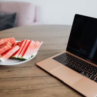 licht eten op zomerse werkdag_pexels-karola-g-5202916